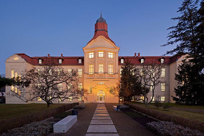 Deutsches Rotes Kreuz DRK, Gebaeude / Architektur / Immobilien, DRK Generalsekretariat Berlin Lichterfelde, ehemaliges Rittberg-, Aussenansichten, Rittberghaus, Rittberg-Haus, Eingang, Vorderansicht, Dämmerung, Mittelrisalit